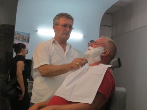 Klipp og barbering i Albania - til den nette sum av kr. 30