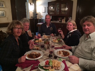 Ute og spiser på Harry's med Boris og Camilla i S/Y Atlantic og Ulla-Christina og Bjørn i 
