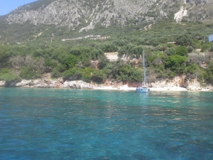 Drømmebukta vår på Korfu rett nord for marinaen. Krystallklart vann!